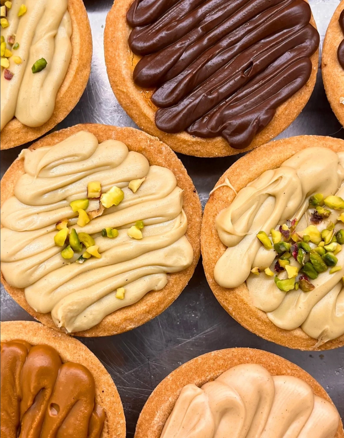 Crostatine Delice con creme e granella di pistacchio