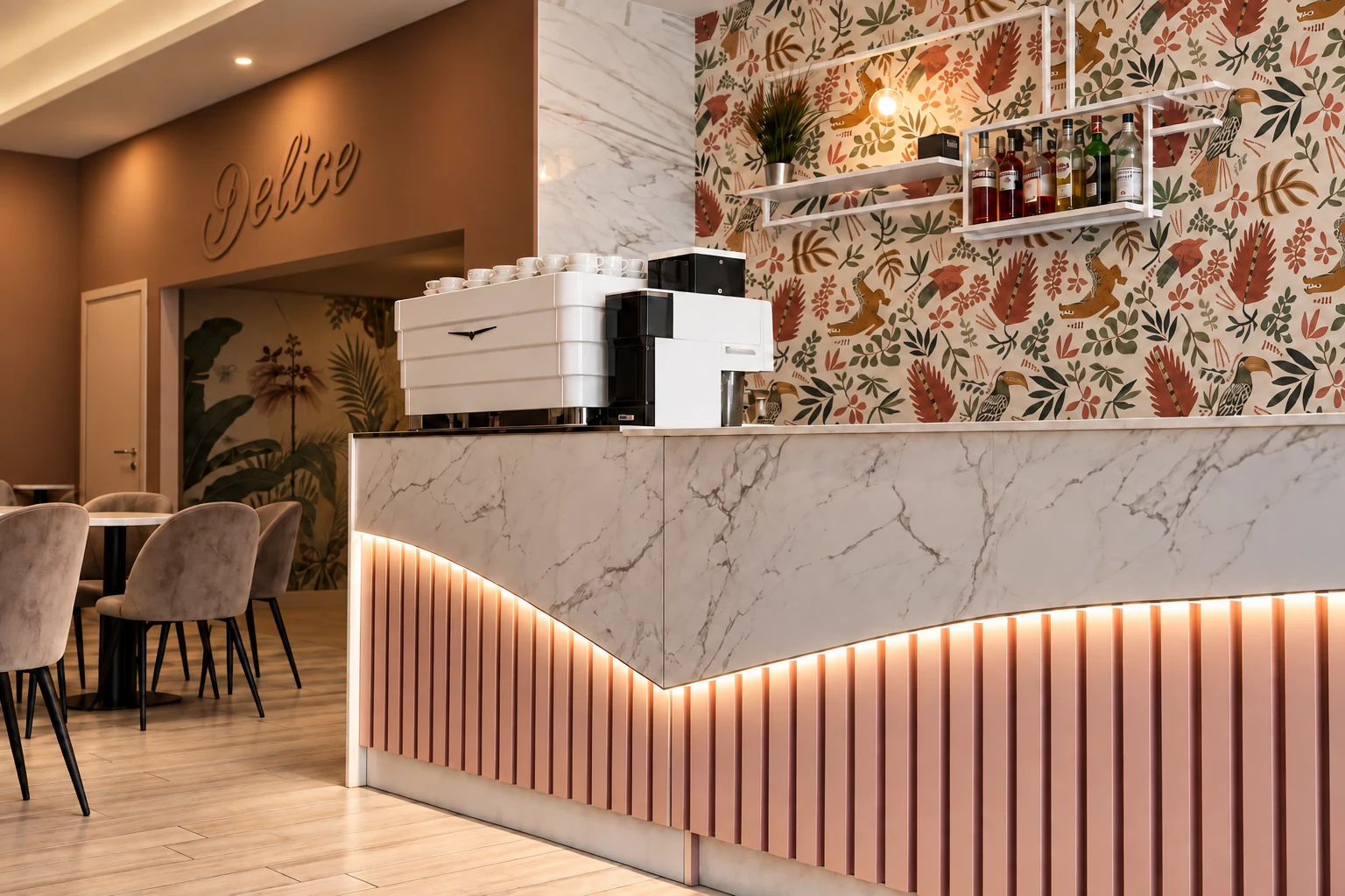 Il locale Delice a Pescara: banco in marmo, dettagli rosa e apertura verso la sala, fotografia ritoccata