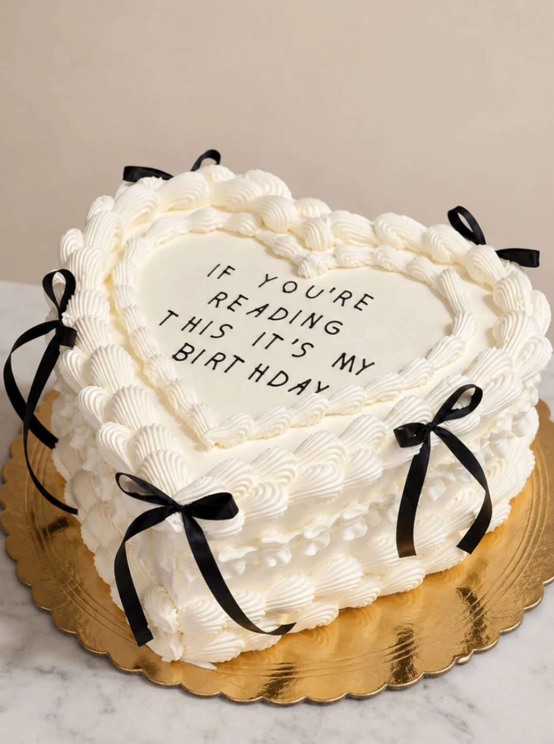 Torta Delice a cuore con scritta di compleanno e fiocchi neri